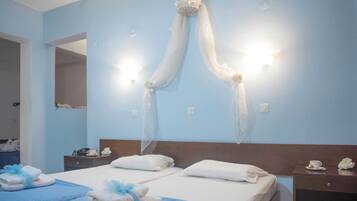 Standard Studio (for 3) | In-room safe, desk, free WiFi