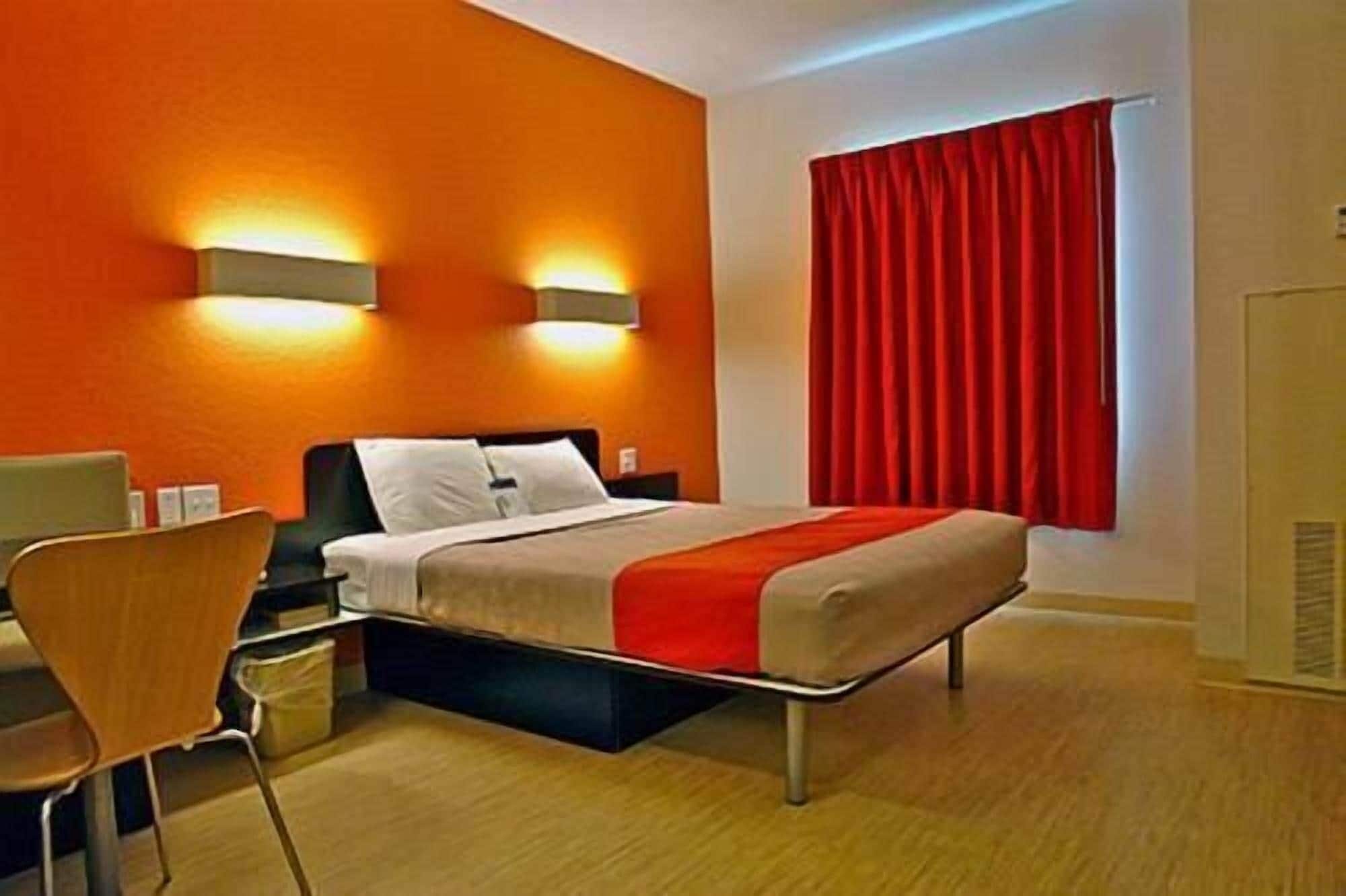 Standard Room, 1 Queen Bed, Non Smoking, Kitchen | Free WiFi, bed sheets