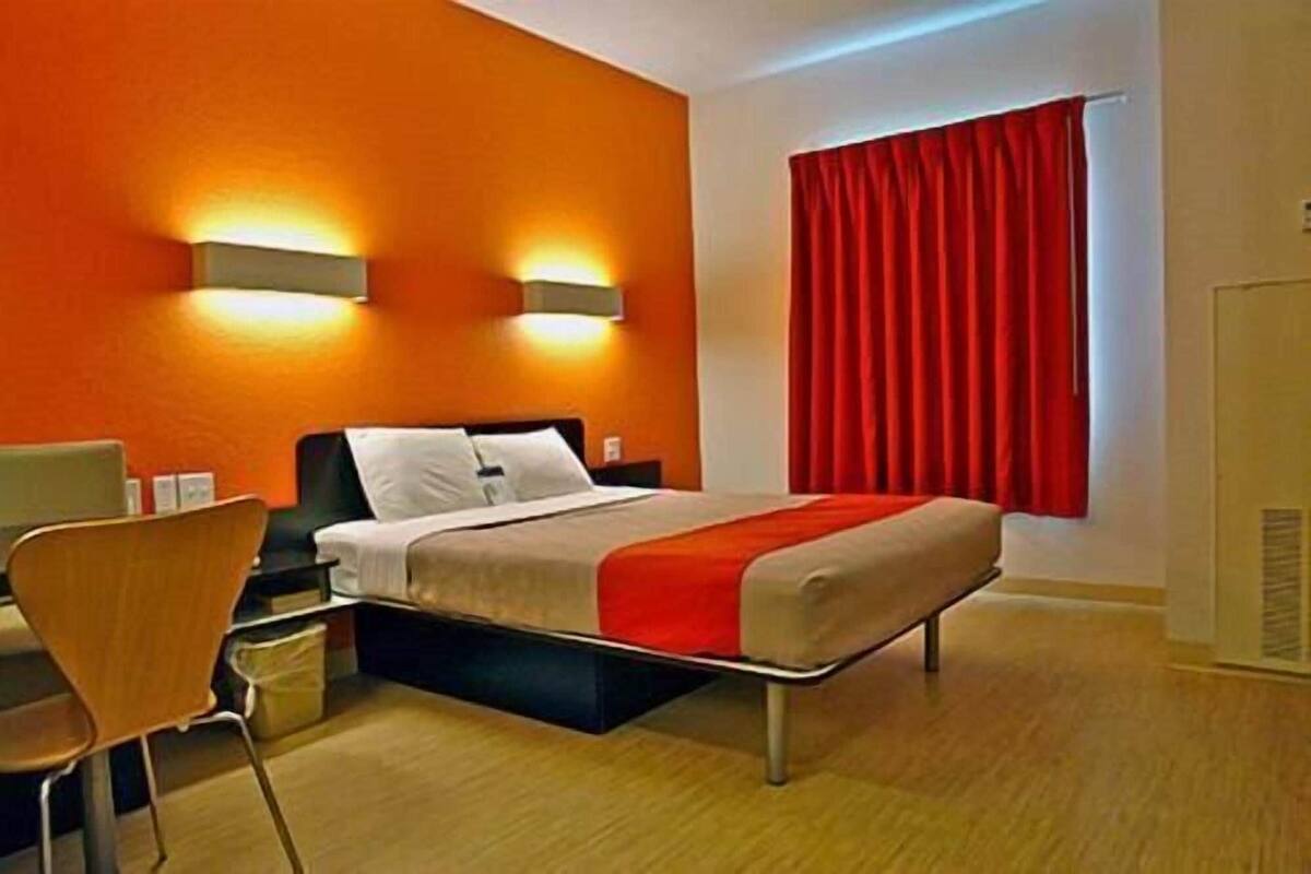 Ein Hotelzimmer mit einem Bett, einem Schreibtisch und einem Stuhl.