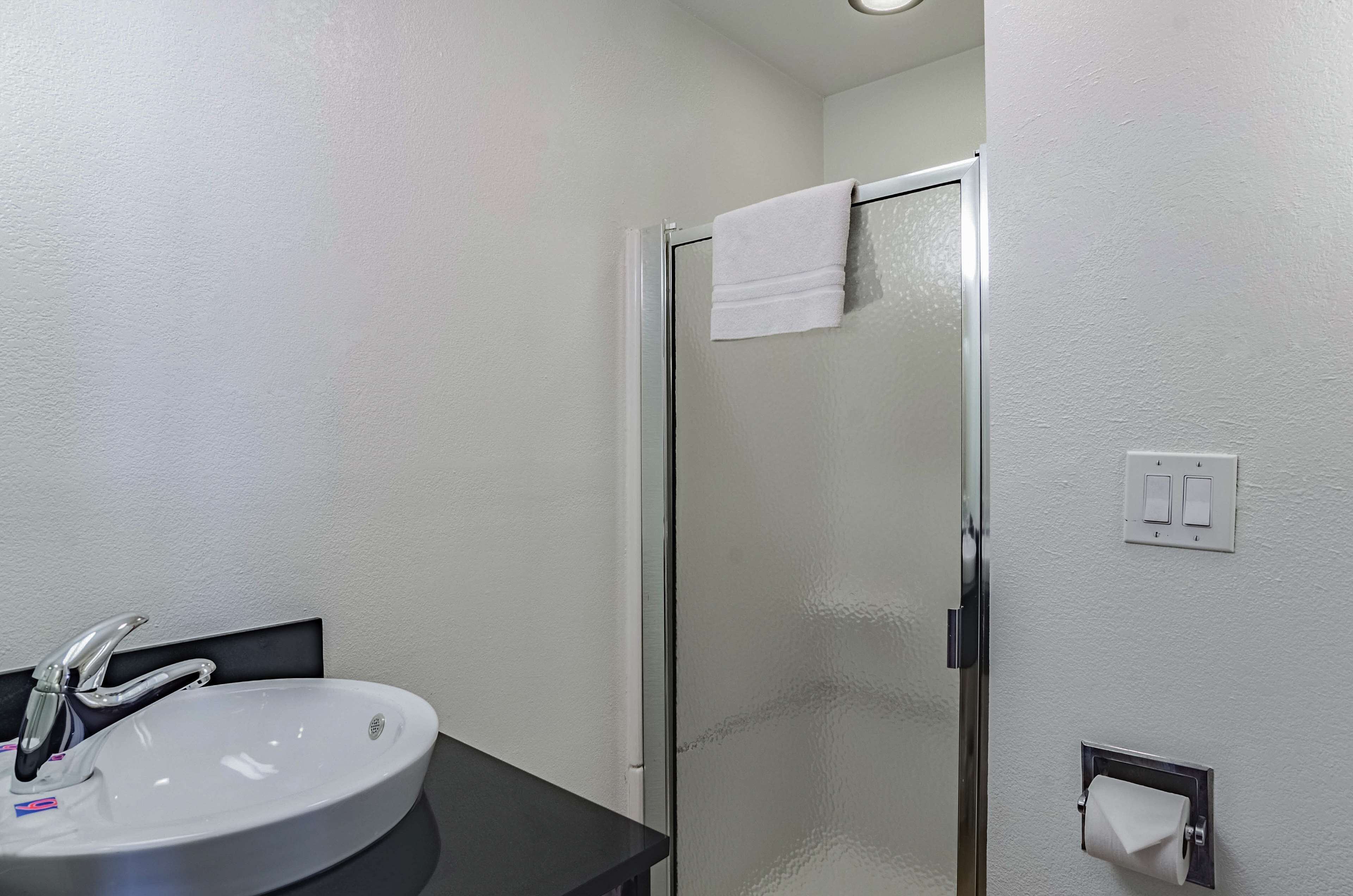 Shower, towels