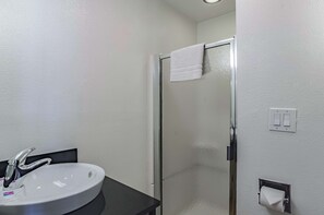 Chuveiro, toalhas de banho