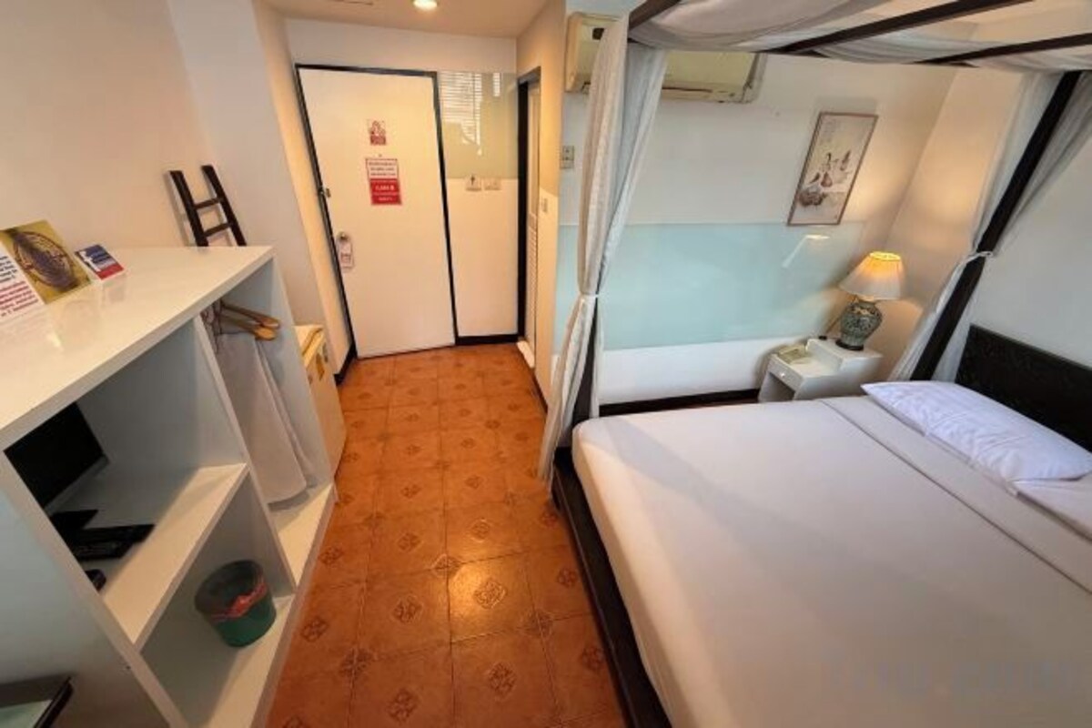 Minibar, caja de seguridad en la habitación y escritorio 