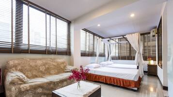 Habitación familiar, bañera | Minibar, caja fuerte, escritorio y cortinas opacas