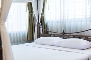 Familiekamer, bad | Een minibar, een kluis op de kamer, een bureau, verduisterende gordijnen