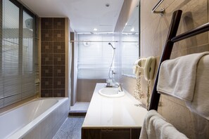 Habitación familiar, tina | Baño | Amenidades de baño gratuitas, batas, pantuflas, toallas 