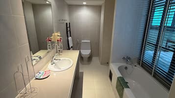 Family Room, Bathtub | Bathroom | Free toiletries, bathrobes, slippers, towels