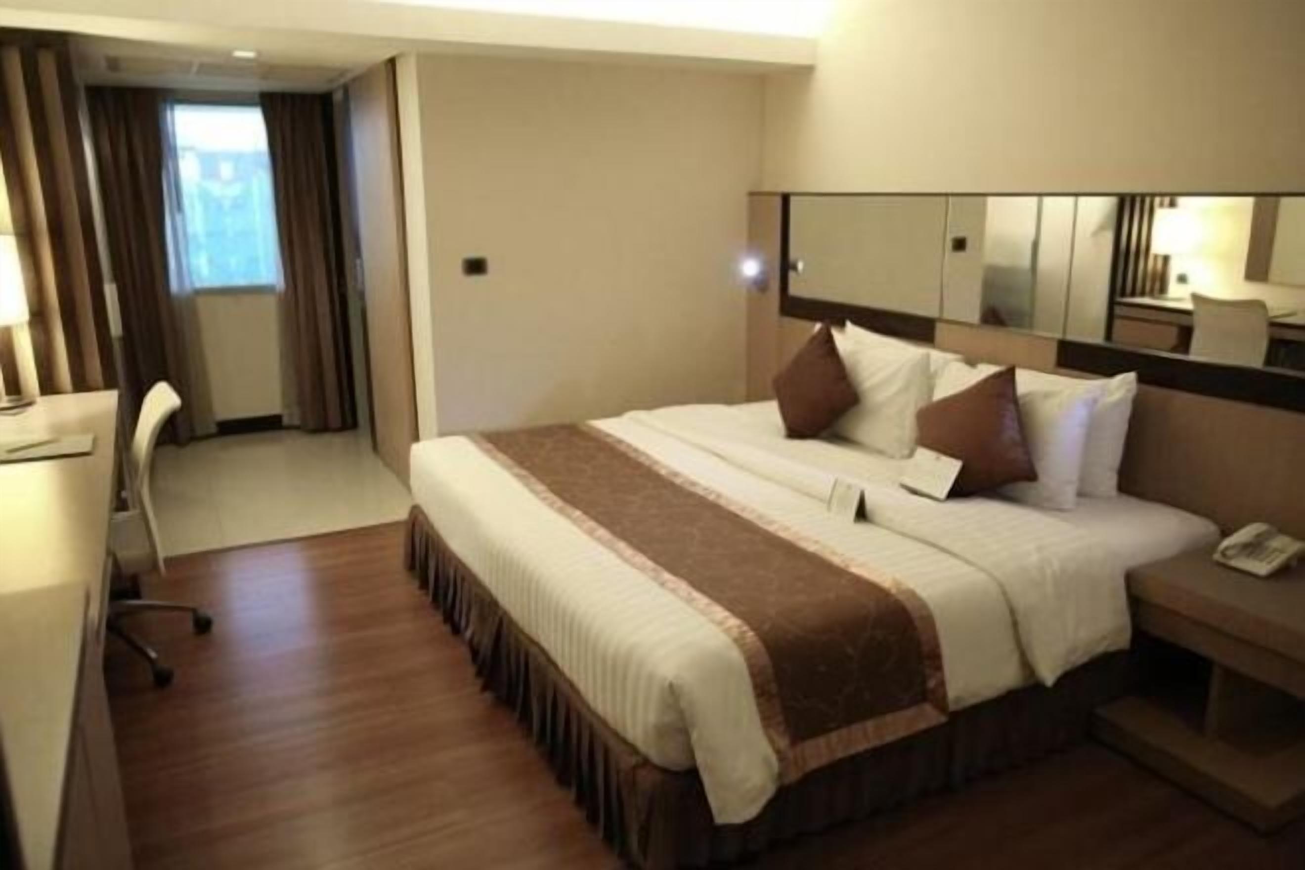 ミニバー、セーフティボックス (室内)、デスク、ノートパソコン用作業スペース