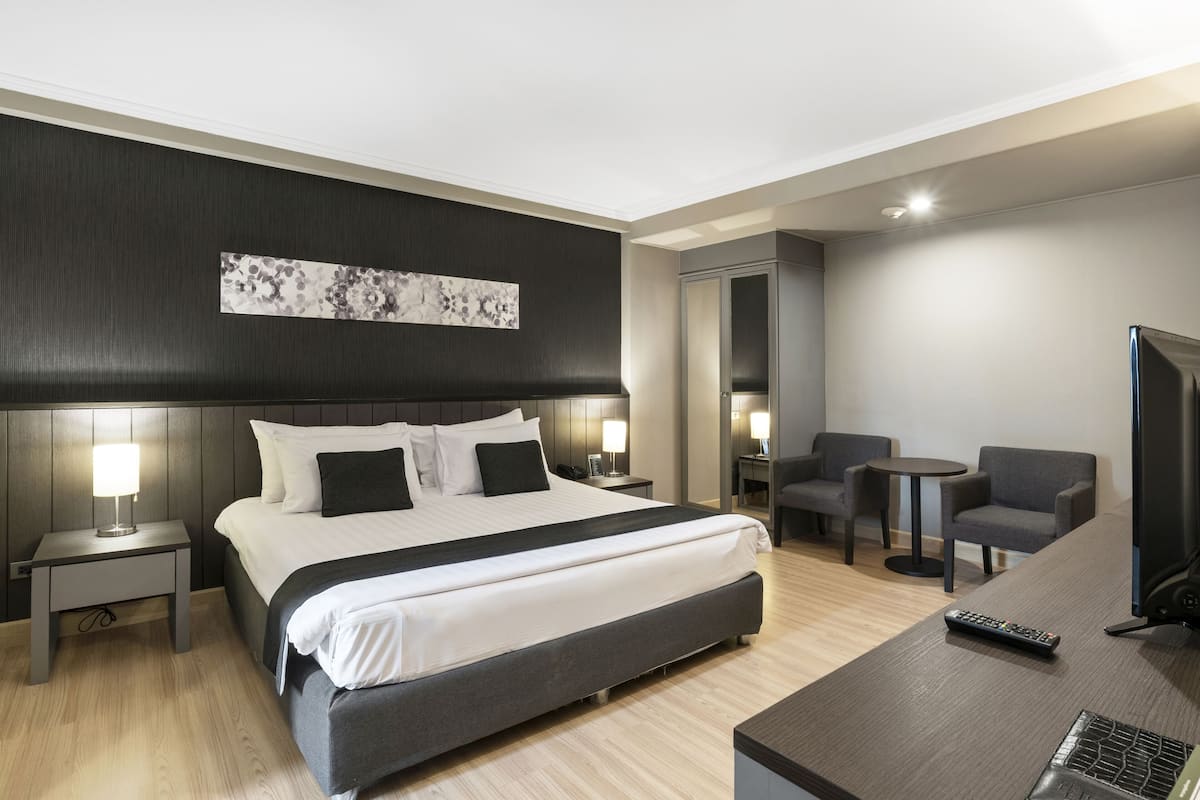Connecting Room | 1 bedroom, minibar, in-room safe, desk