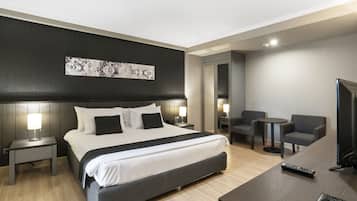 Connecting Room | Minibar, in-room safe, desk, laptop workspace