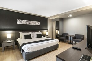 Minibar, caja de seguridad en la habitación y escritorio 