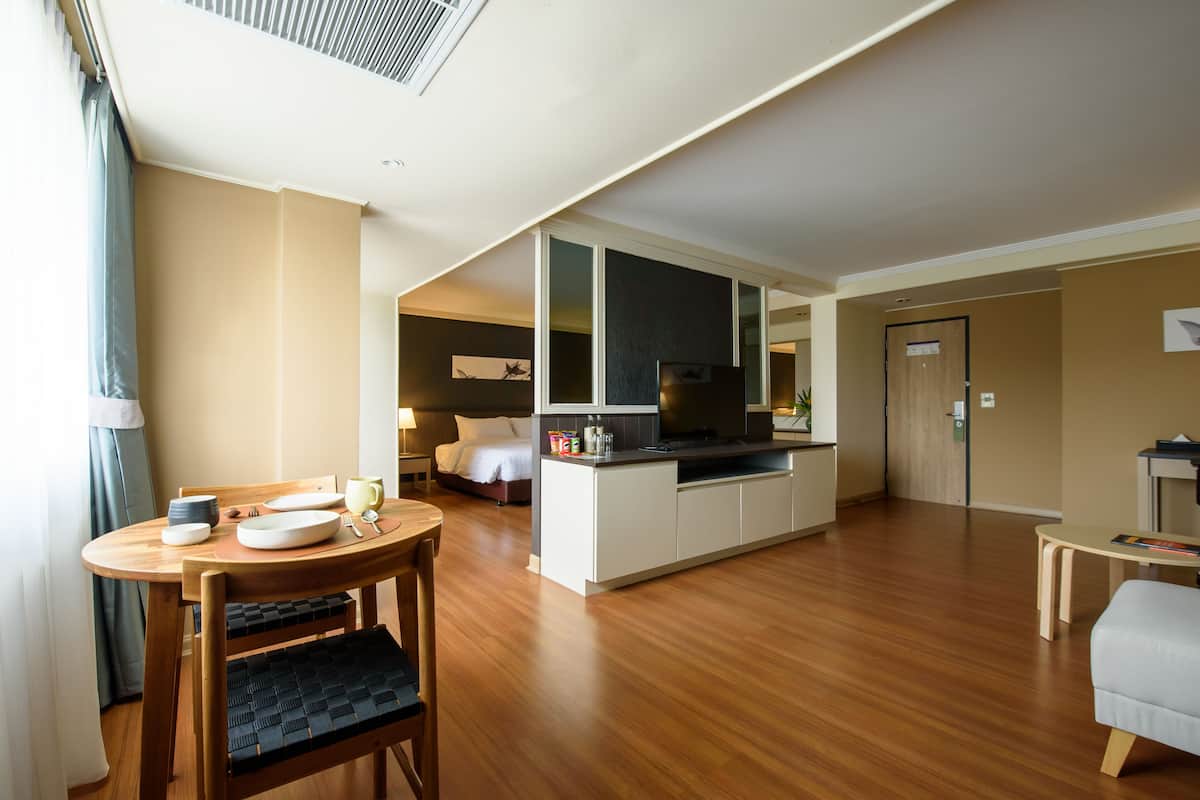Executive Suite Plus | 1 bedroom, minibar, in-room safe, desk