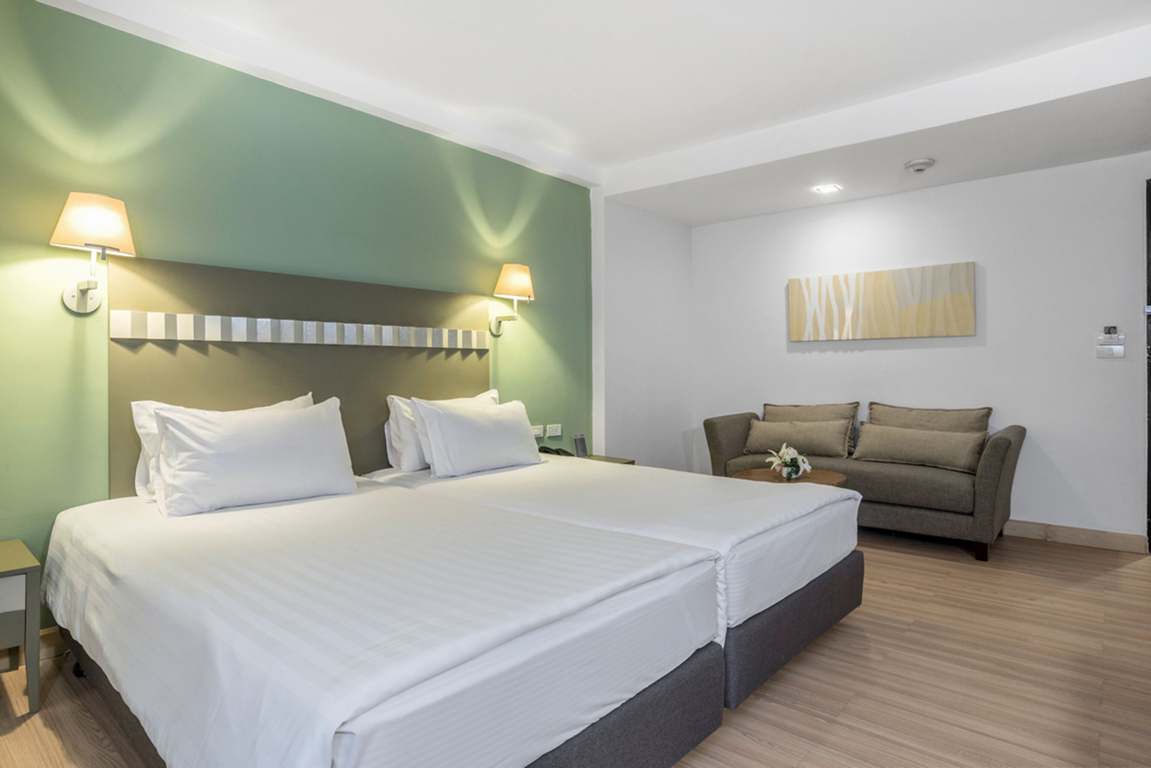 มินิบาร์, ตู้นิรภัยในห้องพัก, โต๊ะทำงาน, พื้นที่ทำงานแบบใช้แล็ปท็อป