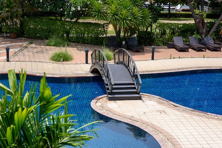 Outdoor pool, sun loungers. SC Park Hotel