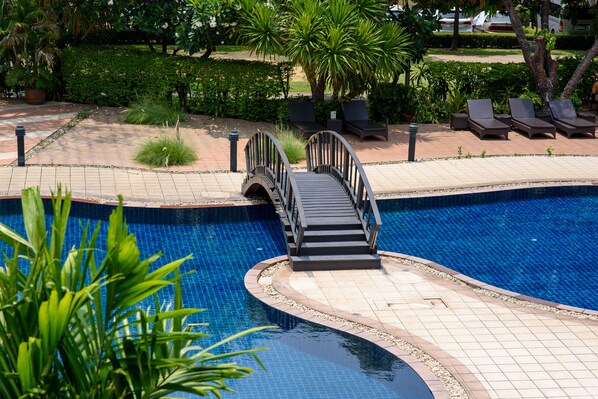 Outdoor pool, sun loungers - SC Park Hotel (Bangkok)