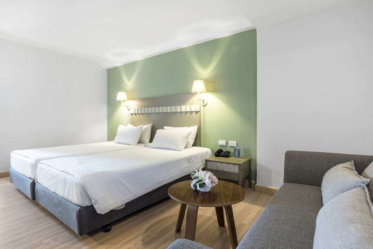 Deluxe Twin Room | 1 bedroom, minibar, in-room safe, desk