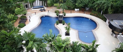 Piscine extérieure, chaises longues