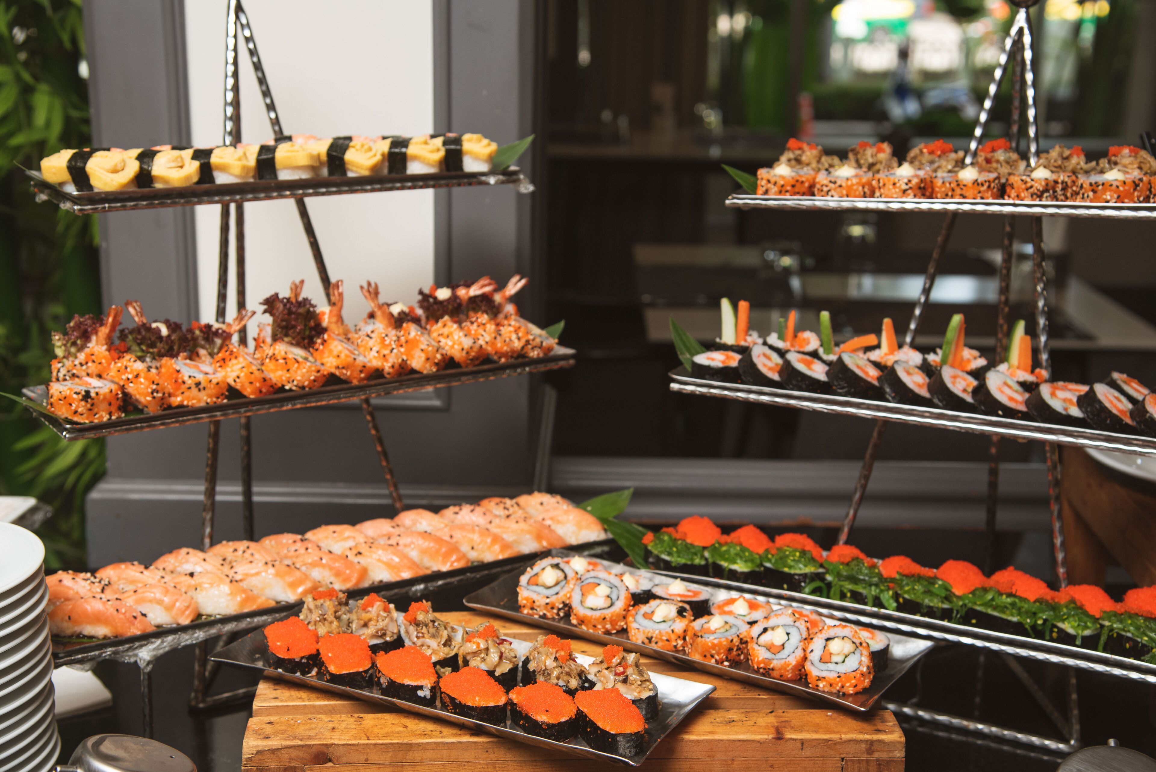 Un bufé con diversos platos de sushi y mariscos.
