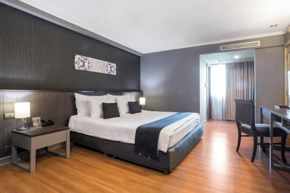 1 quarto, frigobar, cofres nos quartos, escrivaninha