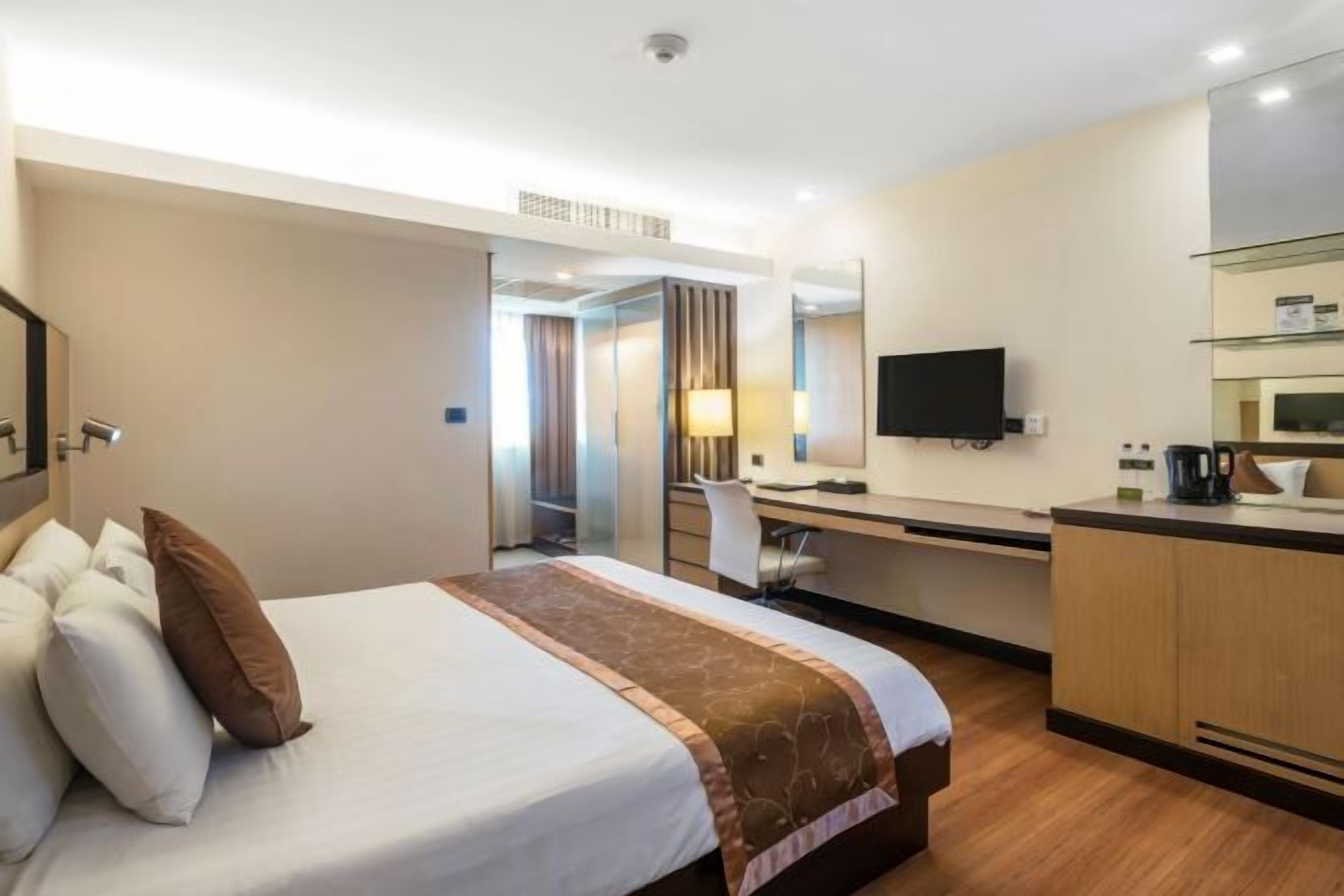 迷你吧、客房內保險箱、書桌、筆電工作空間