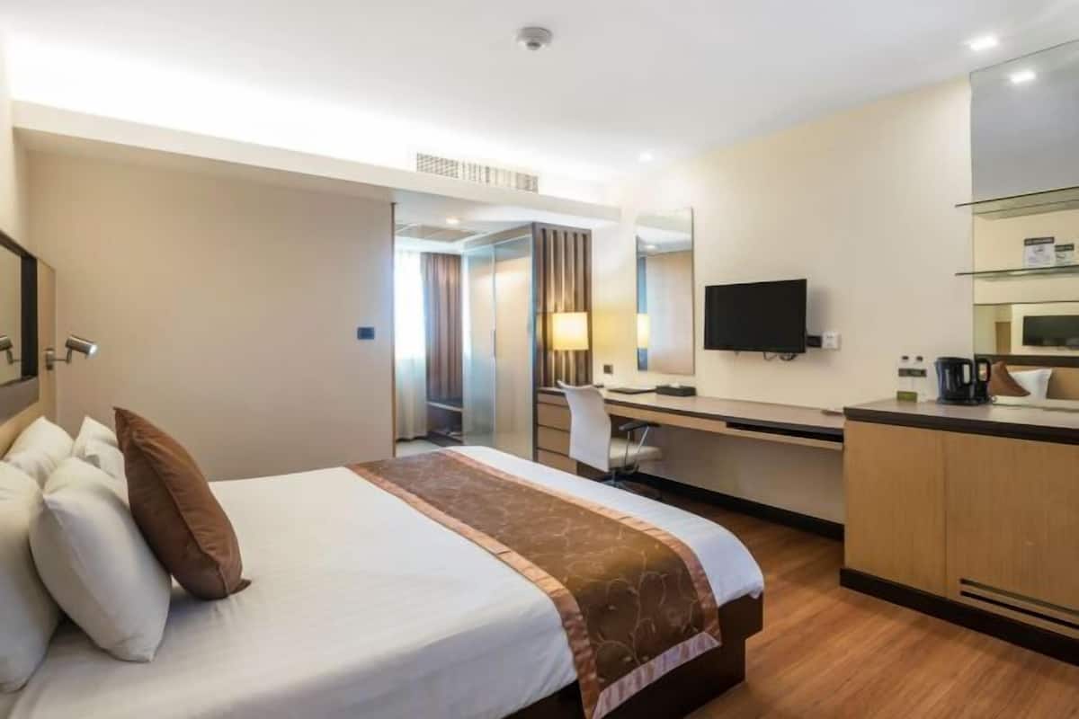1 quarto, frigobar, cofres nos quartos, escrivaninha