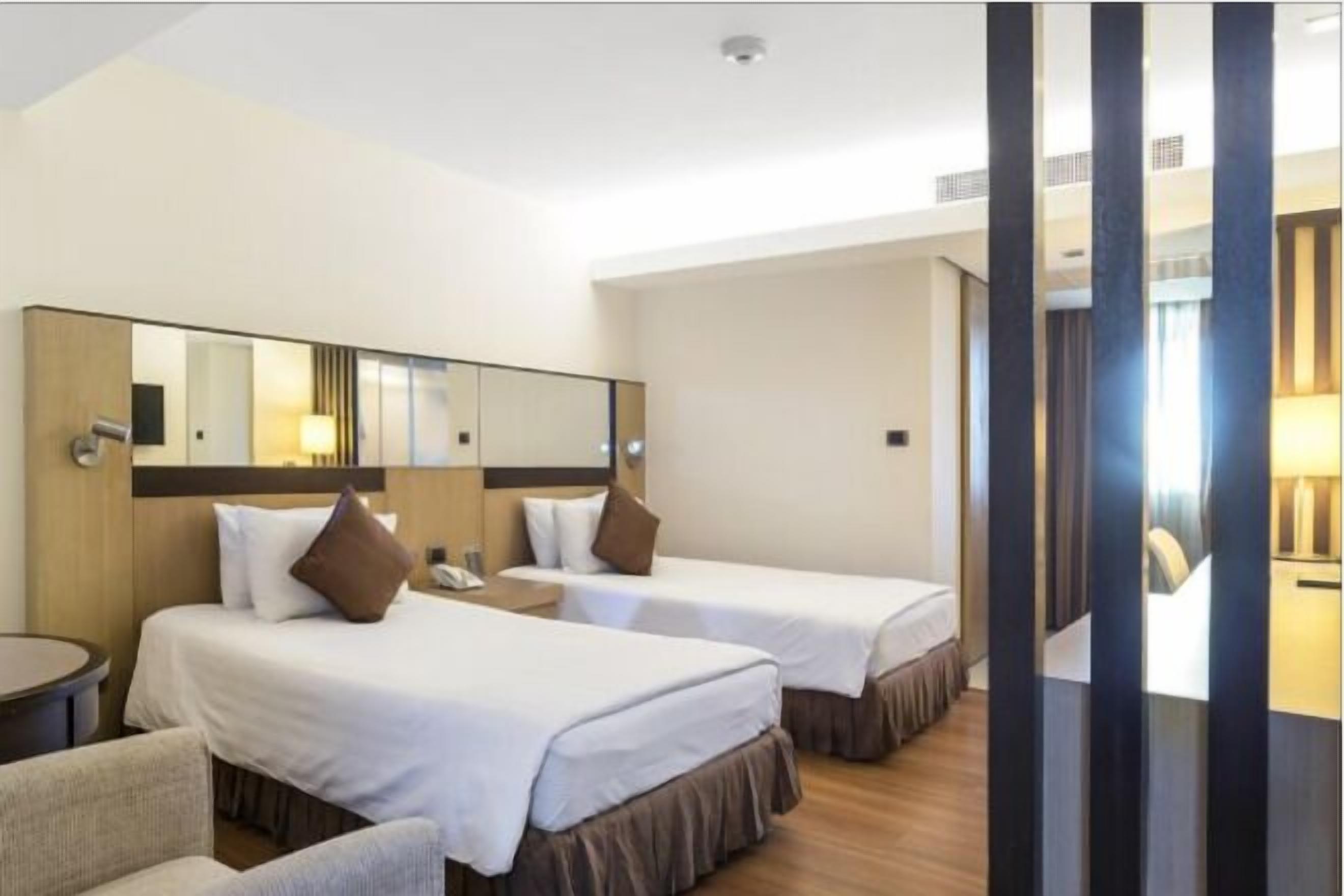 ミニバー、セーフティボッ クス (室内)、デスク、ノートパソコン用作業スペース