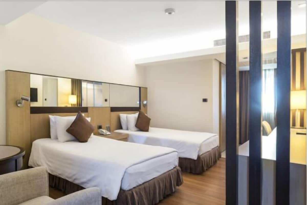 1 quarto, frigobar, cofres nos quartos, escrivaninha
