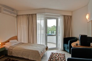 Minibar, in-room safe, blackout curtains