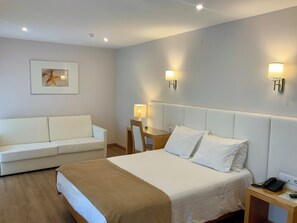 スタンダード 4 人部屋 | セーフティボックス (室内)、遮光カーテン、WiFi (無料)、ベッドシーツ