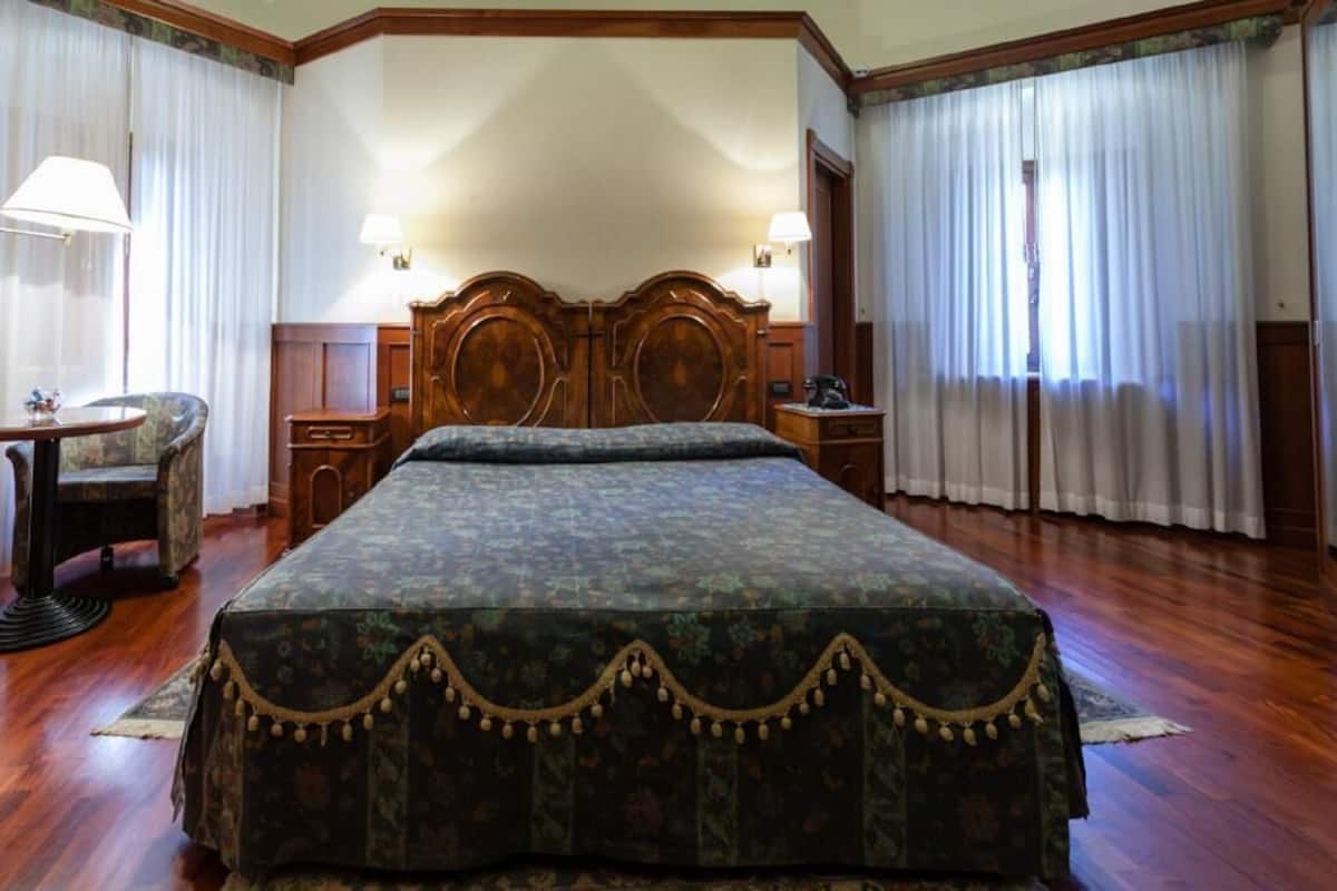 Minibar, desk, free WiFi, bed sheets