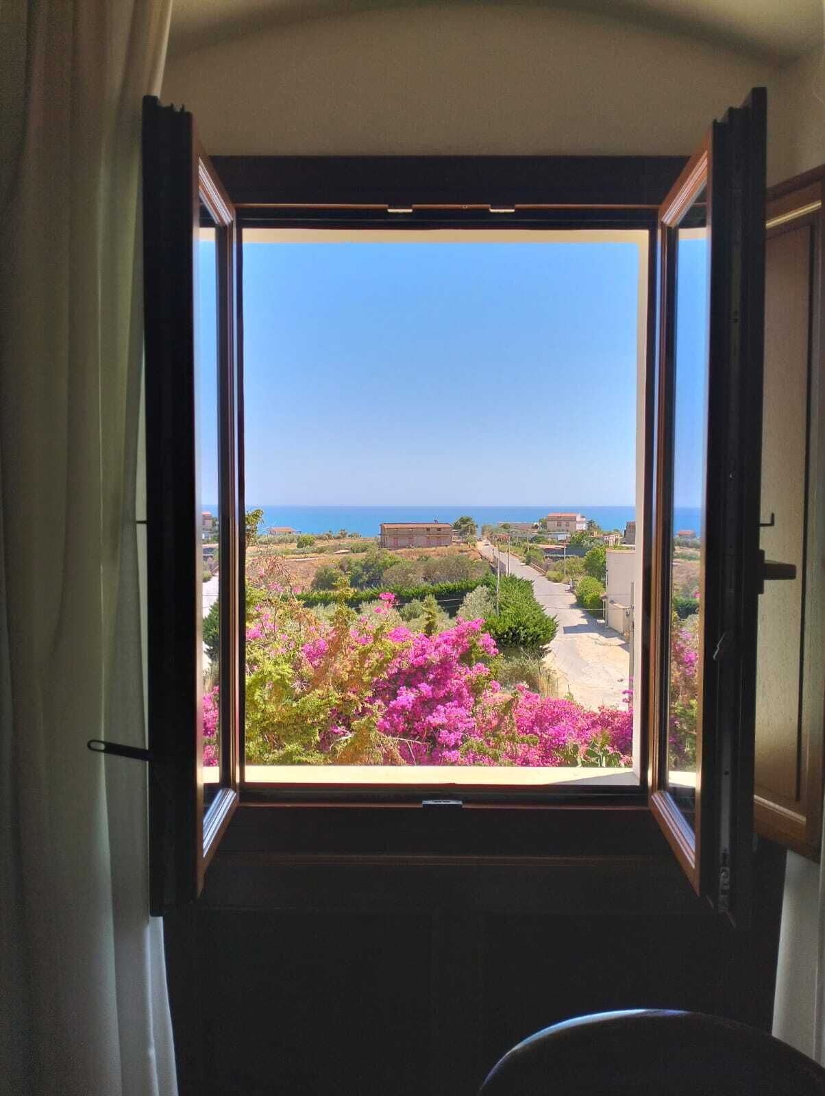 Duplex (Suite Senior) | Minibar, bureau, accès au Wi-Fi (inclus), literie fournie