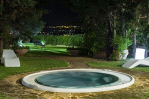 Outdoor spa tub - Baglio Della Luna (Agrigento)