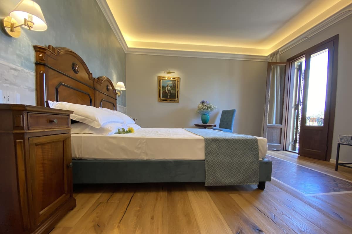 Superior kamer, 1 twee- of 2 eenpersoonsbedden, terras | 1 slaapkamer, een minibar, een bureau, gratis wifi