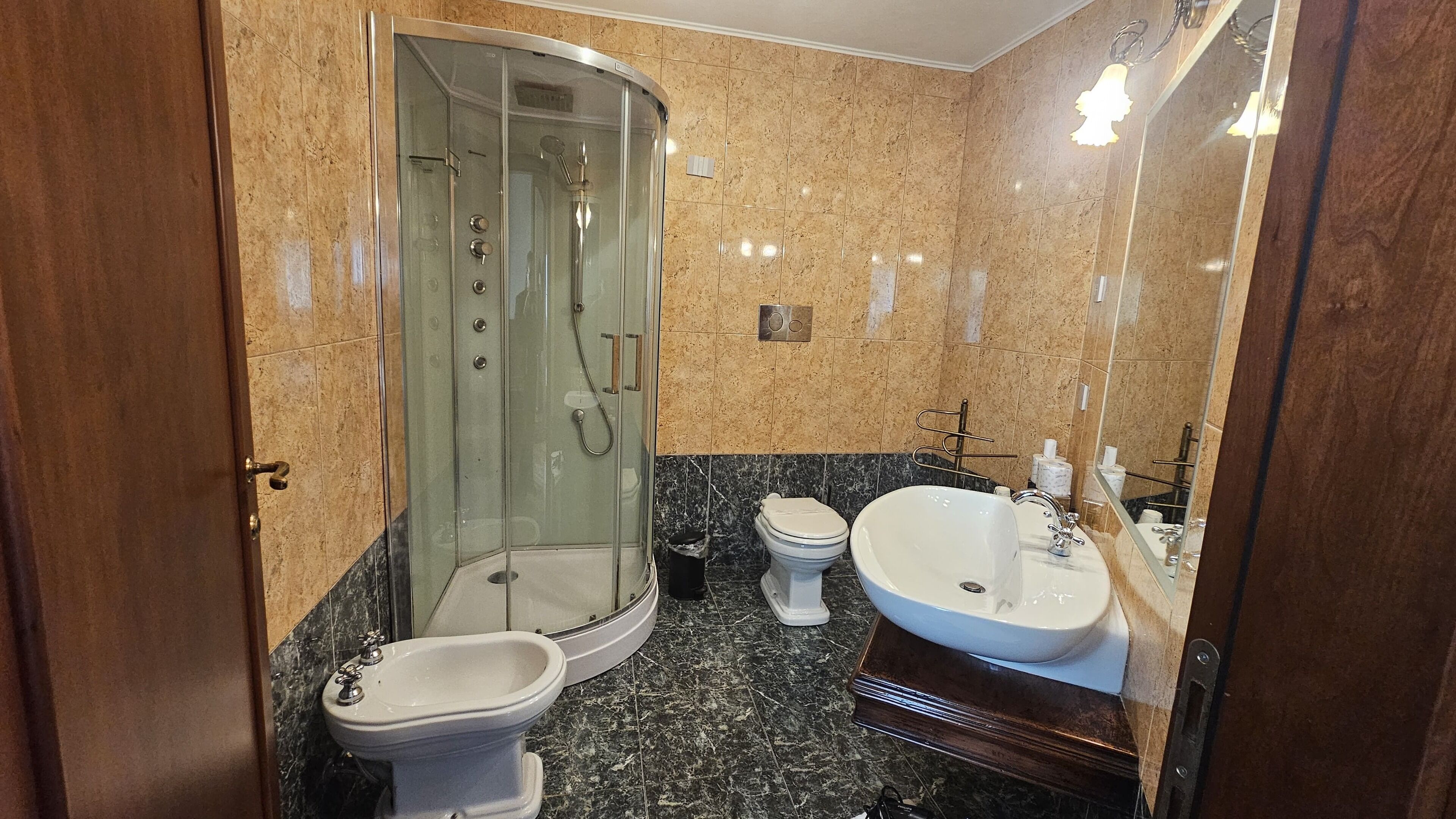 deluxe room | bathroom | free toiletries, hair dryer, bidet, towels