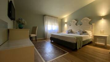 Junior-Suite, Whirlpool | Minibar, Schreibtisch, kostenloses WLAN, Bettwäsche