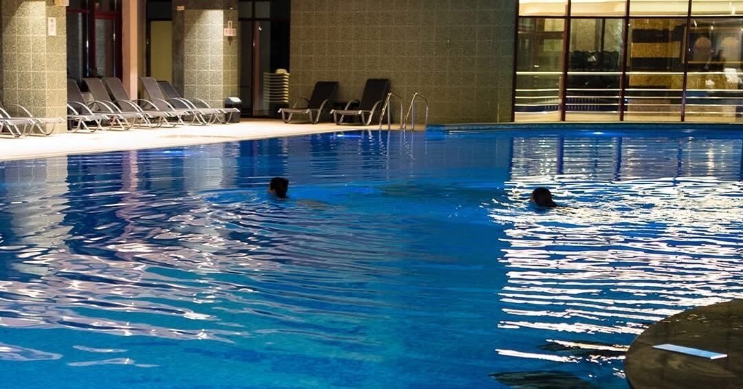 Un sauna, tratamientos corporales, masajes con piedras calientes