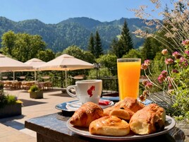Free daily full breakfast