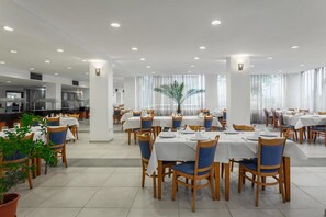 Breakfast, lunch and dinner served - Hotel Sirena (Saturn)