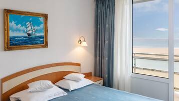 Minibaari, tallelokero huoneessa, työpöytä, pimennysverhot