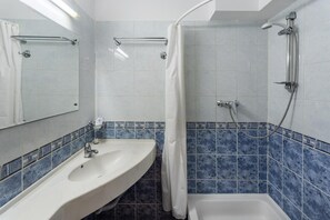 Shower, rainfall showerhead, free toiletries, hair dryer - Hotel Sirena (Saturn)