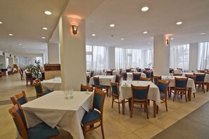 Breakfast, lunch and dinner served - Hotel Sirena (Saturn)