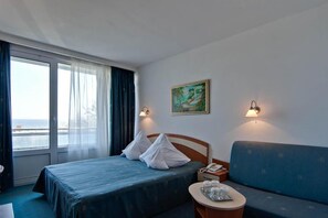 Minibar, in-room safe, desk, blackout drapes - Hotel Sirena (Saturn)