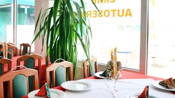 Aamiainen, lounas ja illallinen; paikallinen keittiö