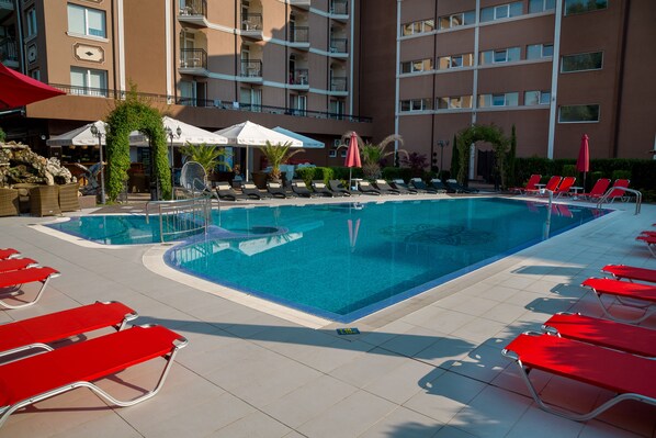 Ulkouima-allas, aurinkovarjoja, aurinkotuoleja