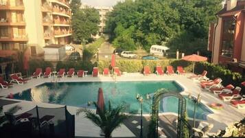 Outdoor pool, pool umbrellas, sun loungers