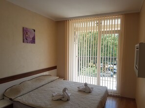 One Bedroom Apartment with Balcony | 1 makuuhuone, minibaari, tallelokero huoneessa, työpöytä