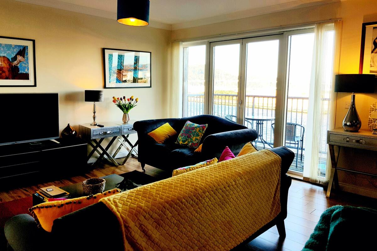 Departamento, 2 habitaciones | Área de sala de estar | Smart TV de 46 pulgadas con canales digitales y televisión