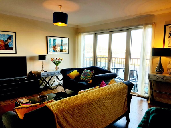 Apartment, 2 Schlafzimmer | Wohnbereich | 46-Zoll-Smart-TV mit Digitalempfang, Fernseher, DVD-Player