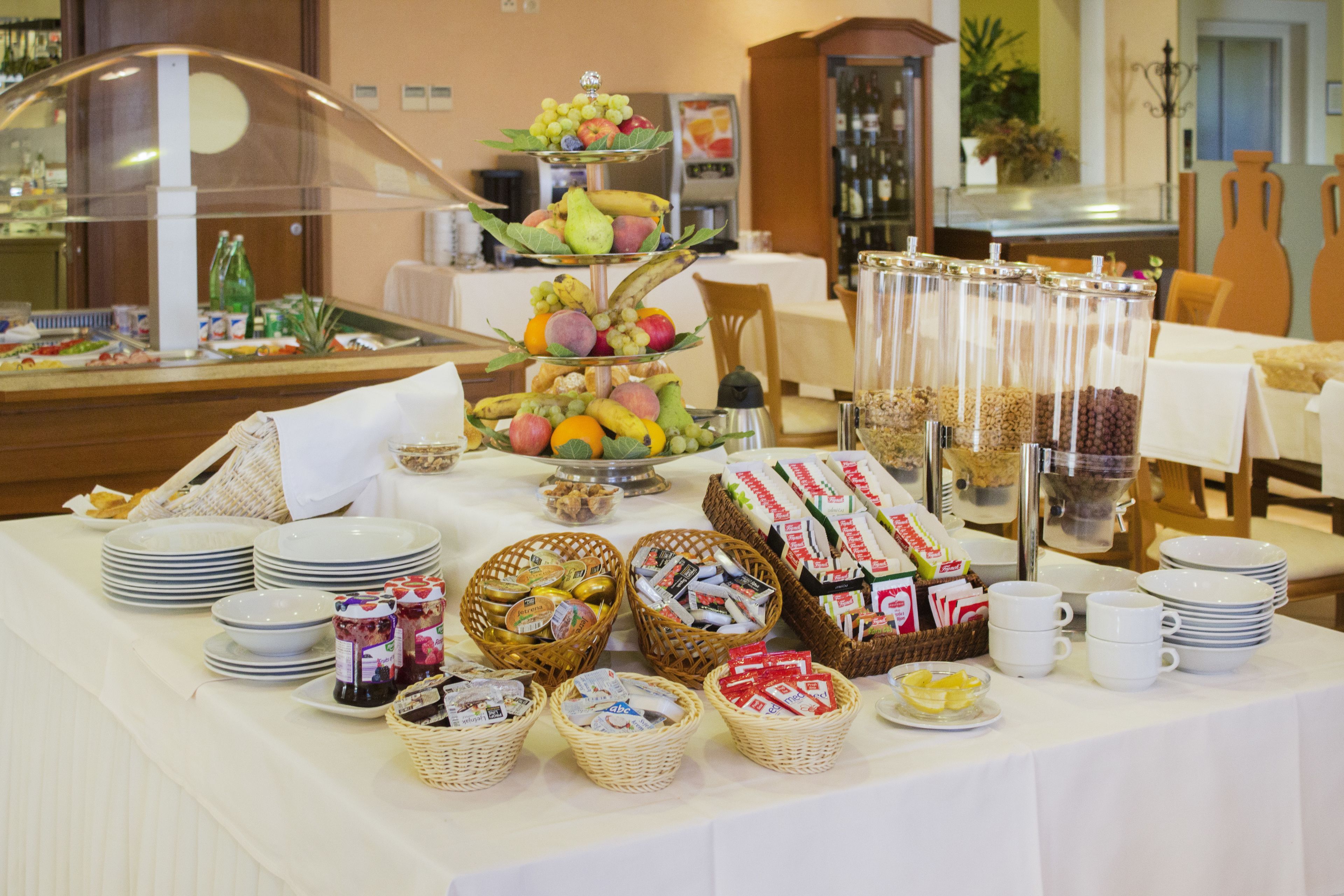Montaje de bufé con diversos alimentos y bebidas.