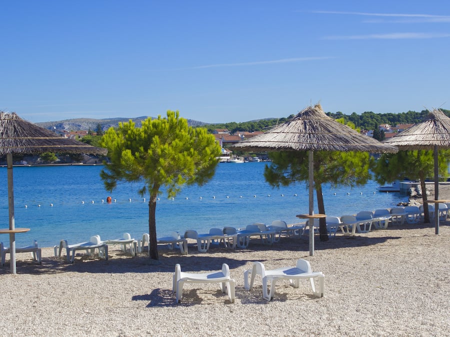A la platja, platja de sorra blanca, submarinisme i immersió lleugera