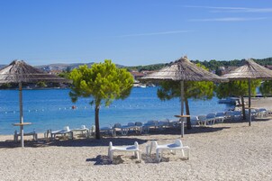 Am Strand, weißer Sandstrand, Sporttauchen, Schnorcheln